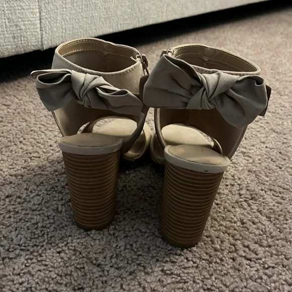 Beige heels - Picture 2 of 3